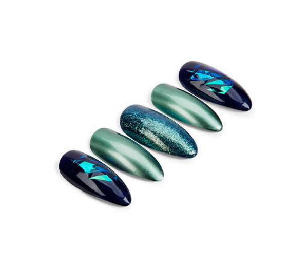 green chrome nails for holidays 2022 | Chrome nails, Green nails, Nail  colors